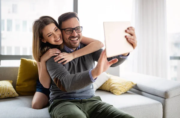 Glückliches Verliebtes Paar Hat Spaß Mit Digitalem Tablet Hause — Stockfoto