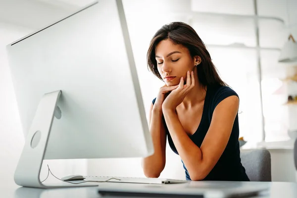 Retrato Una Joven Mujer Negocios Cansada Con Computadora Portátil Tecnología —  Fotos de Stock