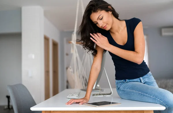 Hermosa Estudiante Que Aprende Línea Computadora Tableta Casa Tecnología Concepto —  Fotos de Stock