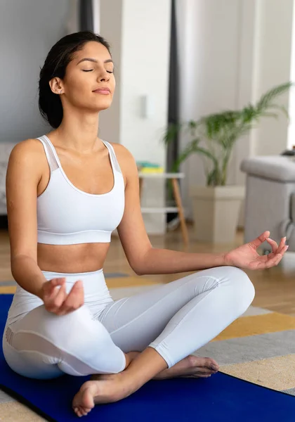 Fijne Fitte Vrouw Die Thuis Traint Gezonde Levensstijl Mensen Sport — Stockfoto