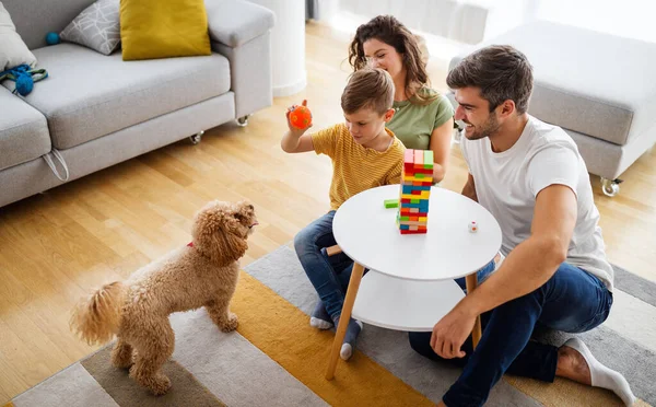 Feliz Familia Joven Divirtiéndose Jugando Juntos Casa Con Perro — Foto de Stock