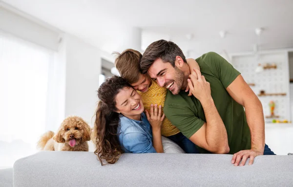 Feliz Familia Pasando Tiempo Juntos Divirtiéndose Casa Gente Concepto Felicidad —  Fotos de Stock