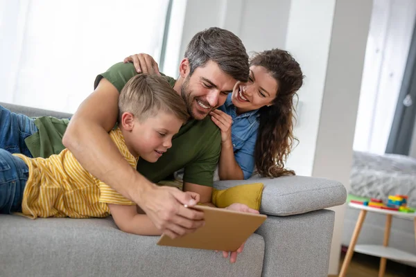 Gelukkige Familie Met Behulp Van Technologie Apparaten Samen Thuis Mensen — Stockfoto
