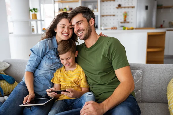 Mutlu aile evde teknoloji aletlerini birlikte kullanıyor. Halk, eğitim kavramı.