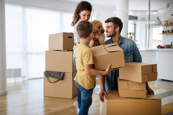 新居搬进来的快乐的年轻家庭 带着纸盒 — 图库照片
