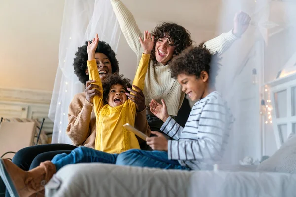 Feliz Pareja Lesbiana Multiétnica Con Niños Casa Familia Lgbt Concepto —  Fotos de Stock