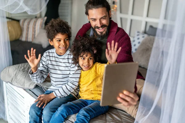 Щасливий Батько Діти Використовують Цифровий Планшет Розважаються Вдома Концепція Багатоетнічного — стокове фото