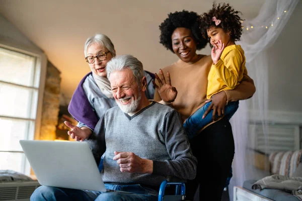 Família Multigeração Feliz Reunindo Torno Notebbok Divertindo Durante Uma Chamada — Fotografia de Stock