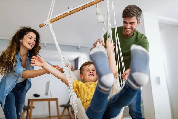 Gelukkige Familie Die Samen Tijd Doorbrengt Plezier Heeft Thuis Mensen — Stockfoto