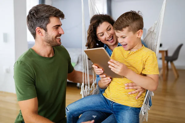 Família Feliz Usando Dispositivos Tecnologia Juntos Casa Pessoas Conceito Educação — Fotografia de Stock