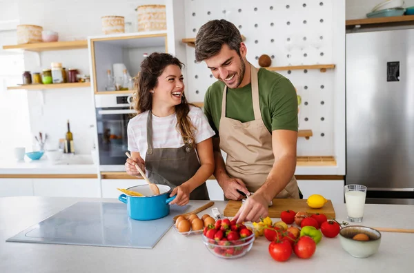 Gelukkig Jong Stel Bereidt Eten Keuken Thuis Gezond Eten Mensen — Stockfoto