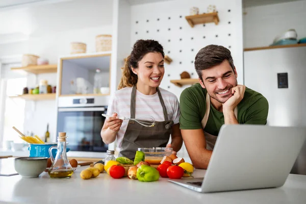 Feliz Pareja Joven Preparando Comida Cocina Casa Comida Saludable Concepto — Foto de Stock