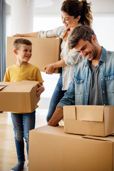 Felice Famiglia Disimballaggio Scatole Nuova Casa Giorno Del Trasloco Persone — Foto Stock