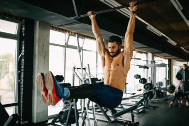 Spor salonunda egzersiz yapan yakışıklı bir adam. Spor insanları sağlıklı yaşam tarzı konsepti