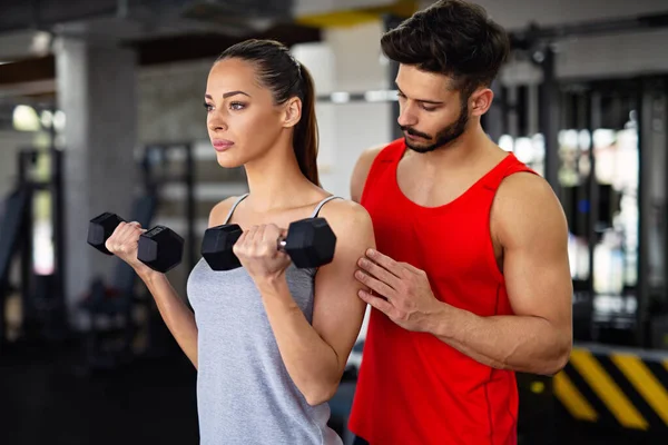 Joven Entrenador Personal Ayudando Mujer Hacer Ejercicio Gimnasio Estilo Vida — Foto de Stock