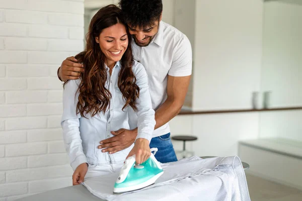 Joven Pareja Sonriente Casa Haciendo Tareas Domésticas Planchado — Foto de Stock