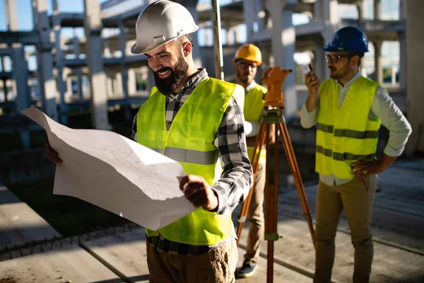 Architekt Und Ingenieur Bauarbeiter Die Auf Der Baustelle Freien Arbeiten — Stockfoto