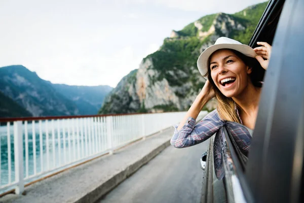 車の道路の旅の女性は ウィンドウの笑みを浮かべて手を振った 楽しみ 休暇の概念 — ストック写真