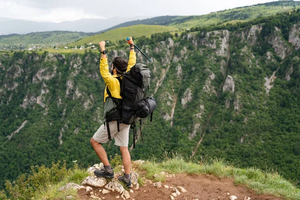 Hombre Caminante Feliz Ganando Alcanzar Meta Vida Éxito Libertad Felicidad — Foto de Stock