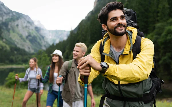 Vriendengroep Een Wandeltocht Door Bergen — Stockfoto