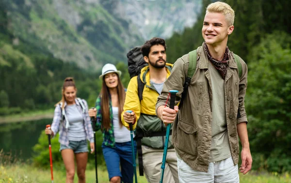 Grupo Amigos Con Mochilas Haciendo Excursión Trekking Montaña Trekker Deporte —  Fotos de Stock