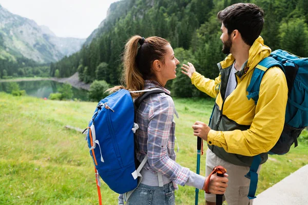 ハイキング旅行で屋外で笑顔幸せなカップル 若い白人のカップルが自然を楽しむ — ストック写真