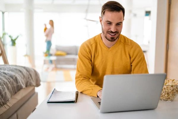 Bonito Designer Homem Moderno Trabalhando Casa Usando Laptop Casa — Fotografia de Stock