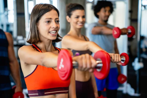 Spor Salonunda Sağlıklı Kalmak Için Egzersiz Yapan Bir Grup Fit — Stok fotoğraf