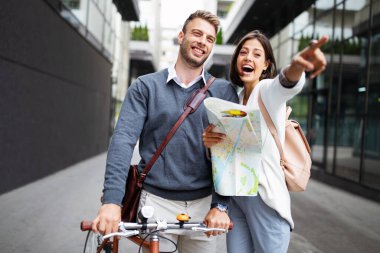 Mutlu, genç, güzel, modern, şık bir çift şehir dışına çıkıyor.