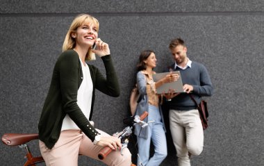 Dijital çağda yaşamak. Dışarıda elinde farklı dijital cihazlar tutan bir grup mutlu genç. teknoloji kavramı