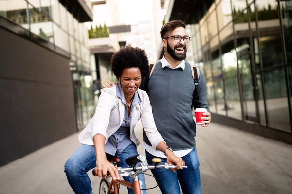 Gelukkige Zakenmensen Praten Buiten Bedrijf Met Het Houden Van Koffie — Stockfoto