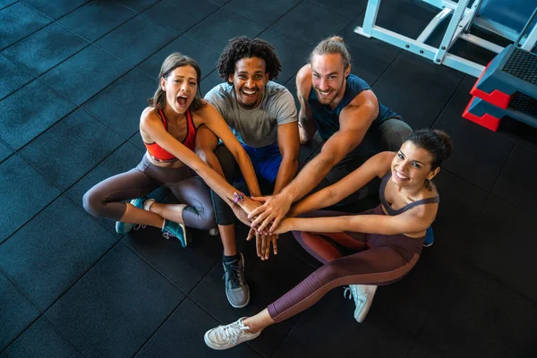 Happy Fit Pessoas Exercitando Exercitando Ginásio Para Manter Saudável Juntos — Fotografia de Stock