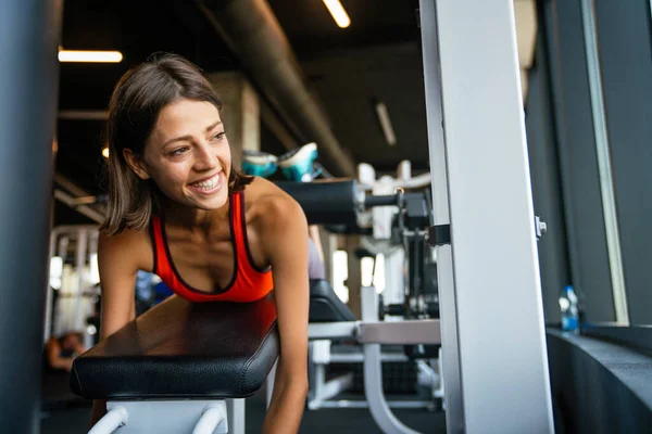 Spor Salonundaki Çekici Fit Kadın Egzersizinin Yakın Çekimi — Stok fotoğraf