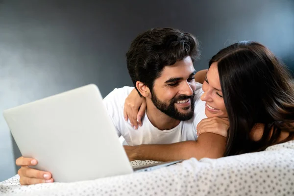 Jovem Feliz Mulher Está Divertindo Cama Juntos Conceito Tecnologia Casal — Fotografia de Stock