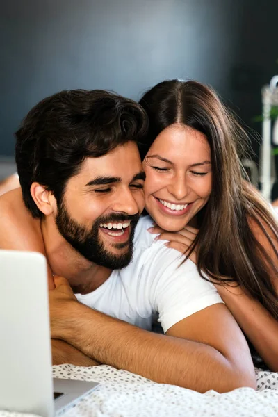 Šťastný Mladý Pár Odpočívající Doma Laptopem Láska Štěstí Lidé Zábavný — Stock fotografie