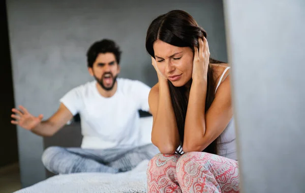 Frusztrált Pár Vitatkozik Házassági Gondjai Vannak Családon Belüli Erőszak Fogalma — Stock Fotó