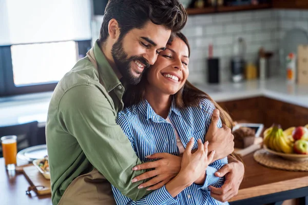 Glückliches Verliebtes Paar Das Hause Der Küche Spaß Hat Menschen — Stockfoto