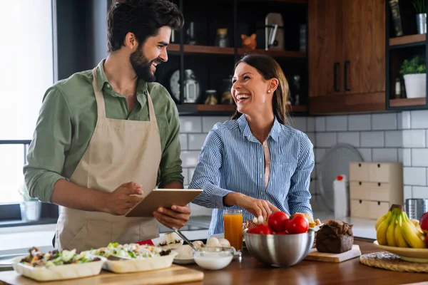 Güzel Genç Mutlu Çift Dijital Tablet Kullanıyor Mutfakta Yemek Pişirirken — Stok fotoğraf