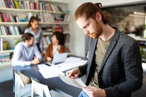 Collaborazione Analisi Parte Imprenditori Che Lavorano Insieme Ufficio — Foto Stock