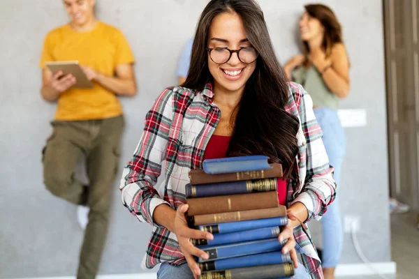 Άνθρωποι Γνώση Εκπαίδευση Και Σχολική Αντίληψη Χαρούμενη Μαθήτρια Νέα Γυναίκα — Φωτογραφία Αρχείου