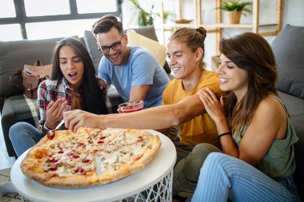 Grupo Amigos Felices Teniendo Fiesta Casa Comiendo Pizza Divirtiéndose — Foto de Stock