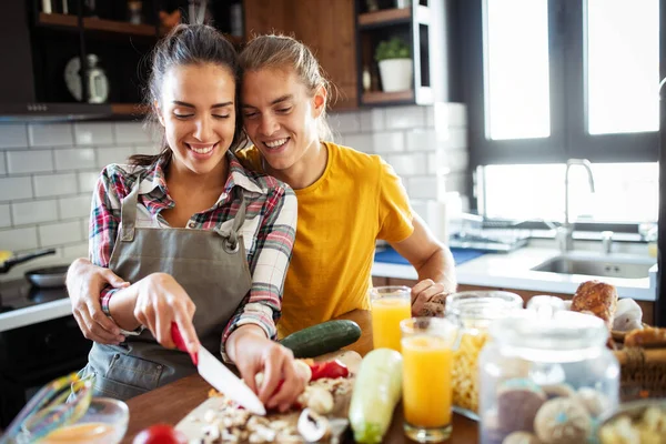 Mutlu Genç Çift Evdeki Mutfakta Birlikte Yemek Pişiriyor — Stok fotoğraf