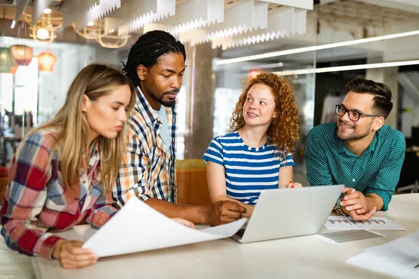 Gente Negocios Diseñadores Divirtiéndose Charlando Oficina Del Lugar Trabajo —  Fotos de Stock