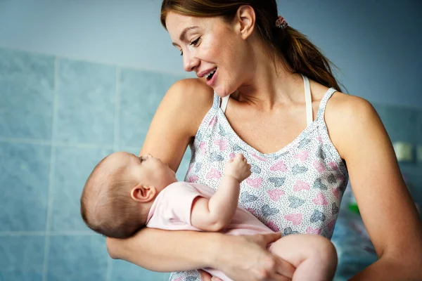 Mãe Feliz Bebê Abraçando Brincando Juntos Paternidade Família Conceito Pessoas — Fotografia de Stock