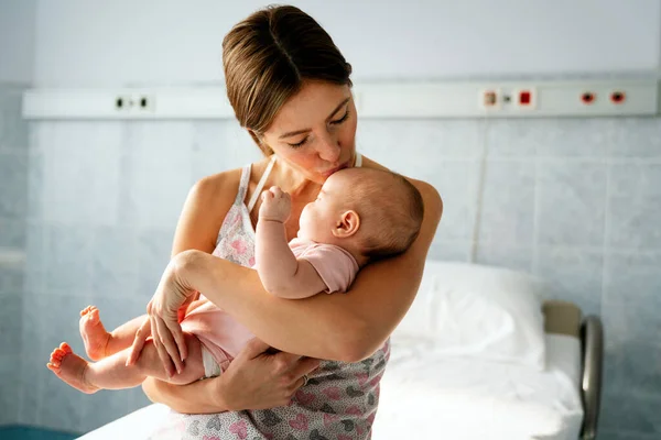 Mutlu Bir Aile Anne Bebek Öpüşüyor Gülüyor Sarılıyor — Stok fotoğraf