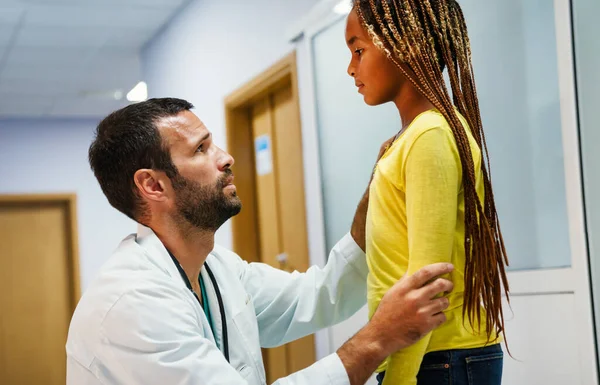 Médico Varón Conversando Con Una Niña Triste Hospital Doctor Consuelo —  Fotos de Stock