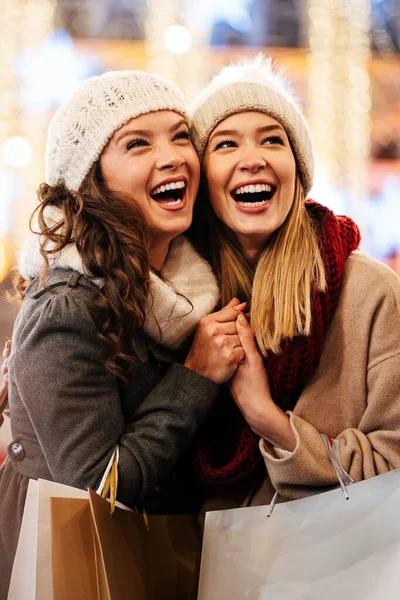 Концепція Продажу Покупки Туризм Щасливі Люди Дві Красиві Жінки Сумками — стокове фото