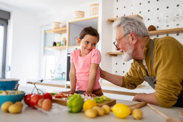 Glückliche Großeltern Spielen Spaß Mit Den Enkeln Haben Familie Menschen — Stockfoto
