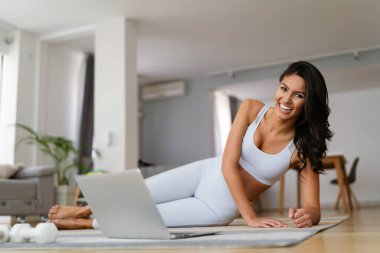 Evde egzersiz yapan formda bir kadın. Sağlıklı yaşam tarzı, insanlar, spor anlayışı