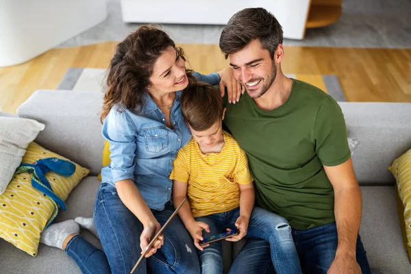 Família Feliz Usando Dispositivos Tecnologia Juntos Casa Pessoas Conceito Educação — Fotografia de Stock